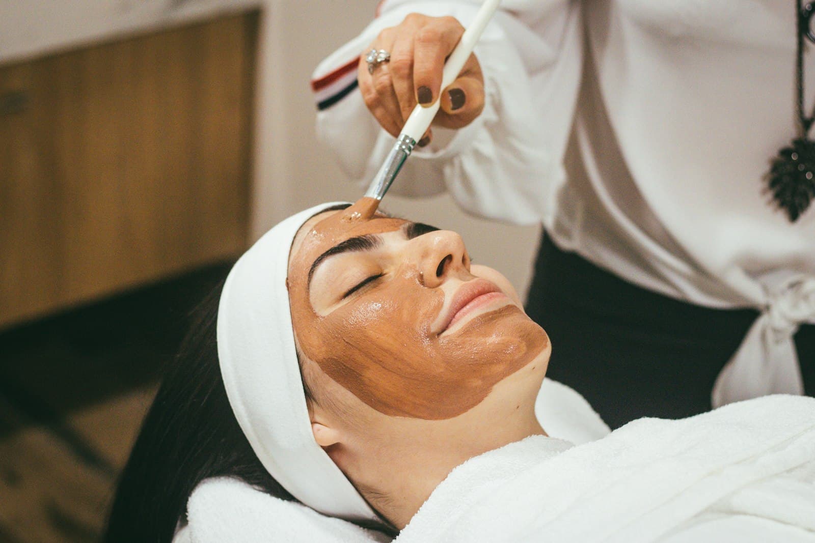 Guest applying a glow treatment
